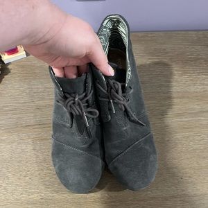 Womens Toms Wedge Suede boots. Size 10